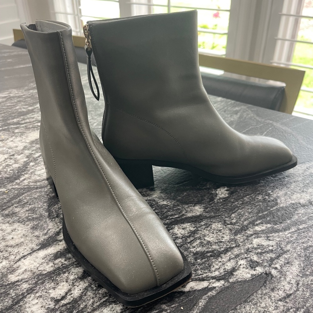 GREY BOOT square toe   like new